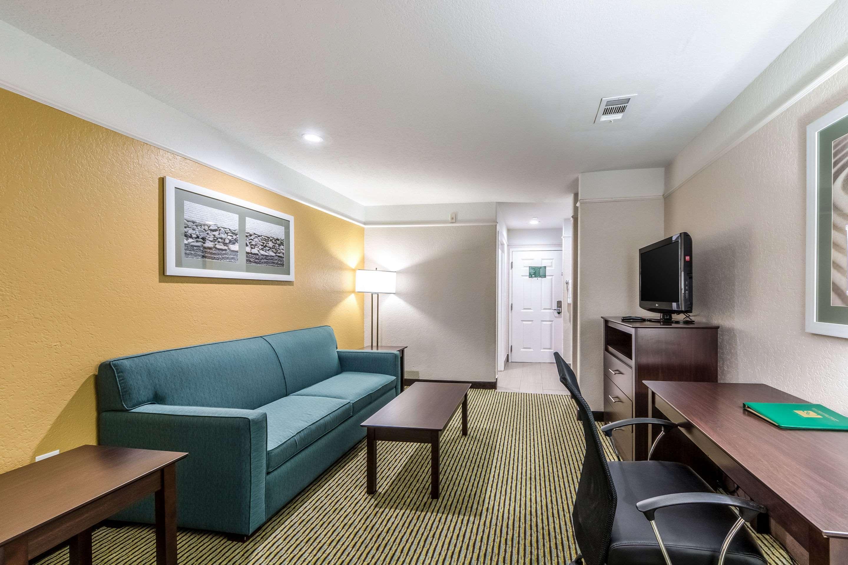 Quality Inn & Suites Seaworld North San Antonio Exterior photo