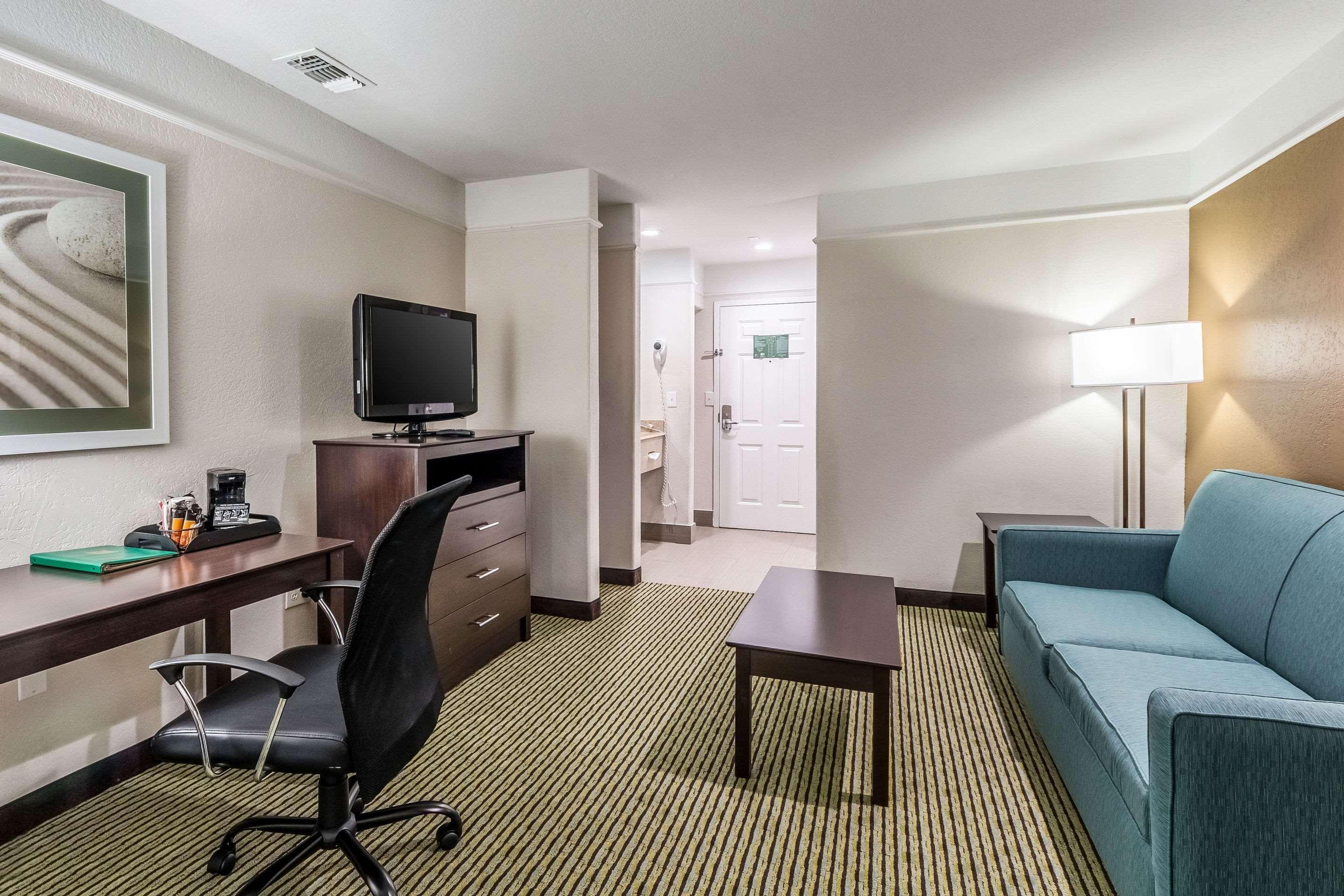 Quality Inn & Suites Seaworld North San Antonio Exterior photo