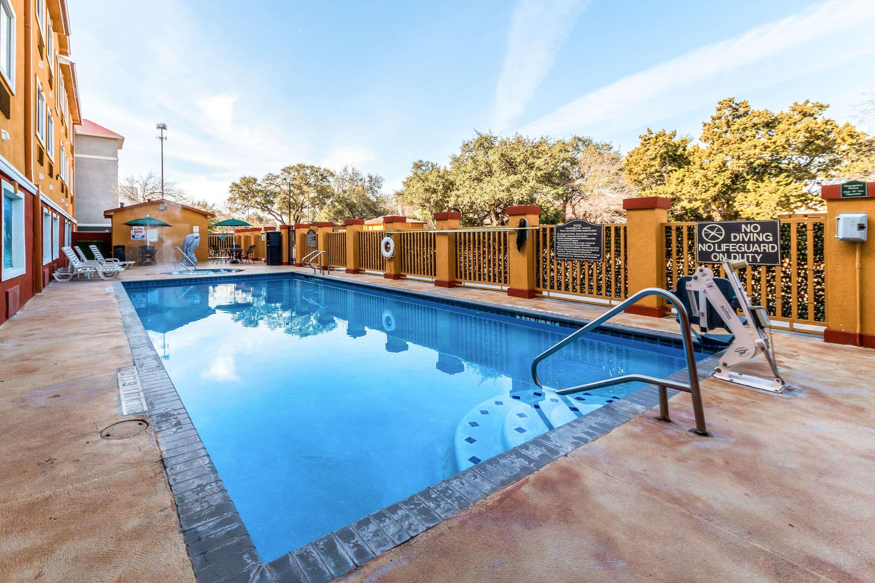 Quality Inn & Suites Seaworld North San Antonio Exterior photo